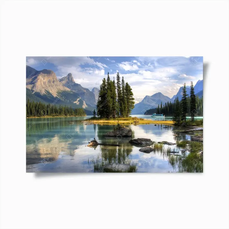Poster ruhiger alpensee mit insel und bergen