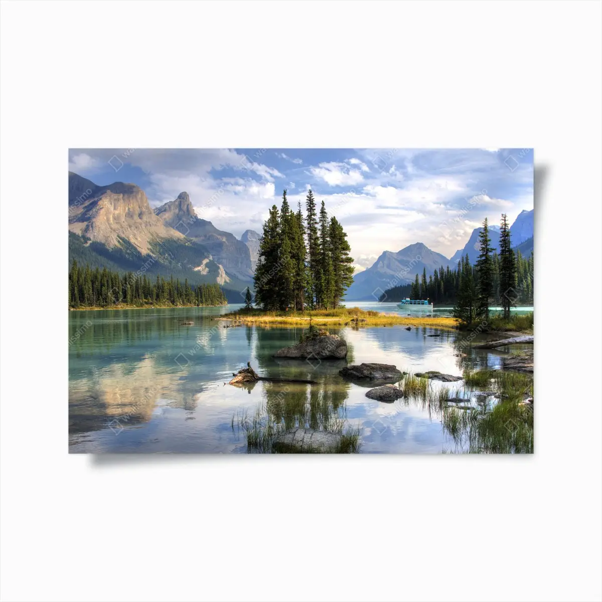 Poster ruhiger alpensee mit insel und bergen – Pixers®