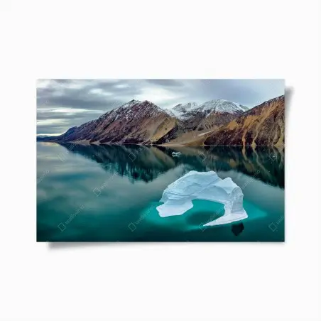 Poster eisberg und bergreflexionen in türkisfarbenem wasser – Pixers®