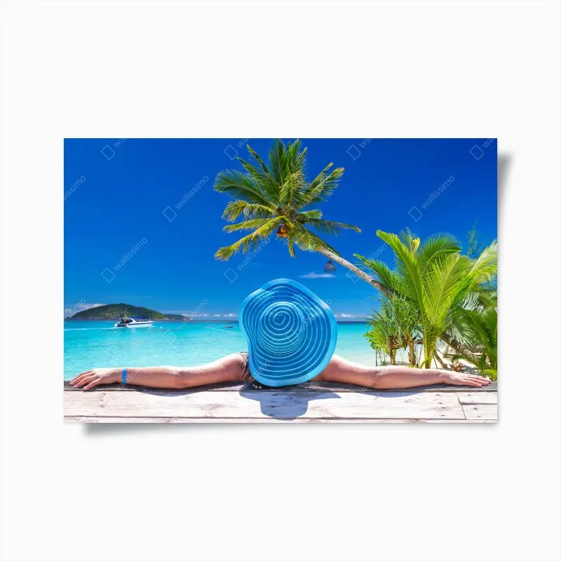 Poster tropischer strand mit blauem sonnenhut