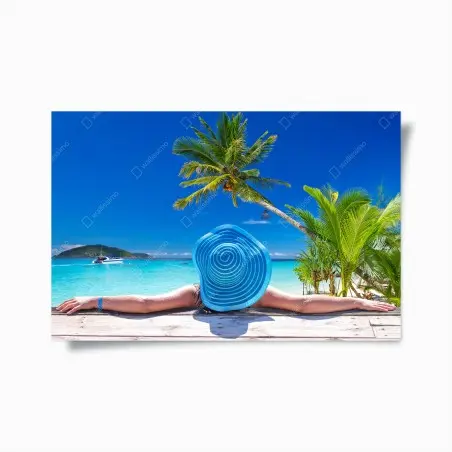Poster tropischer strand mit blauem sonnenhut – Pixers®