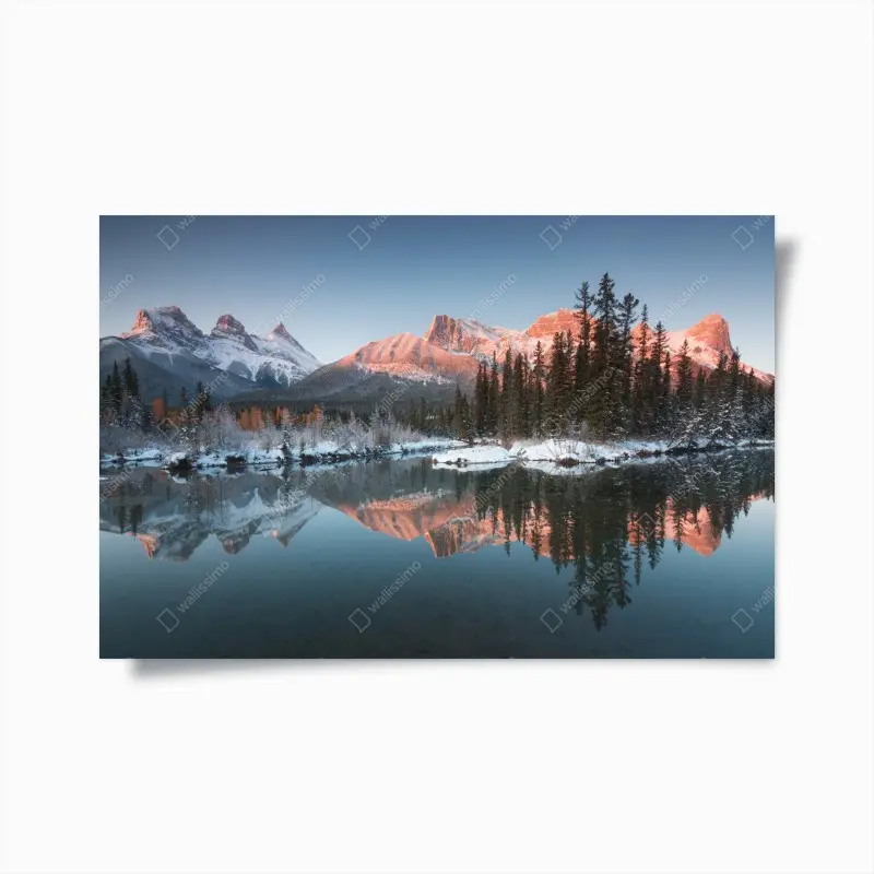 Poster bergspiegelung im morgendlichen glühen