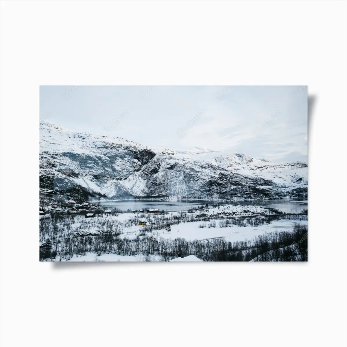 Poster ruhige winterliche berglandschaft über zugefrorenem see – Pixers®