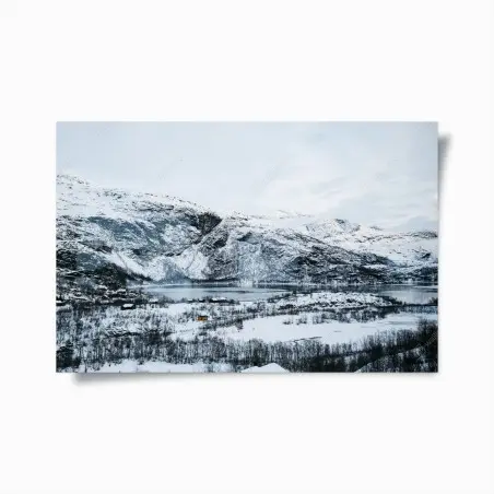 Poster ruhige winterliche berglandschaft über zugefrorenem see – Pixers®