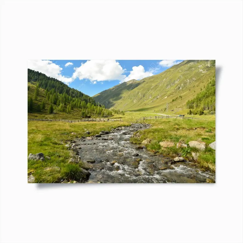 Poster alpenbach im sonnigen tal