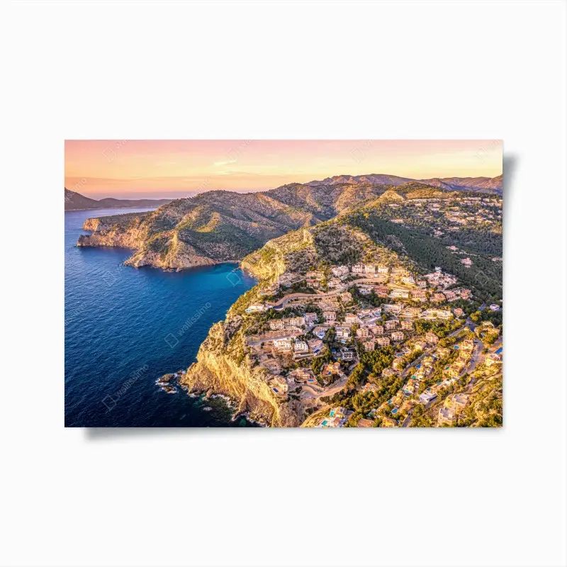 Poster sonnenuntergang über küstenlandschaft mit dorf am kliff