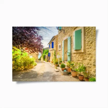 Poster sonnenbeschienene dorfstraße mit steinhäusern und bunten fensterläden – Pixers®