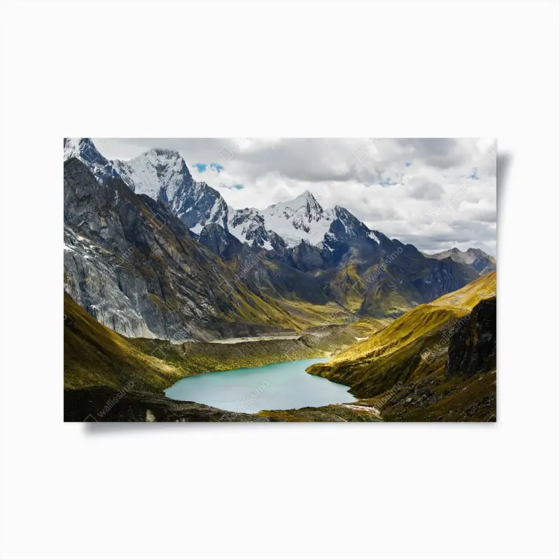 Poster türkisblauer bergsee unter schneegipfeln