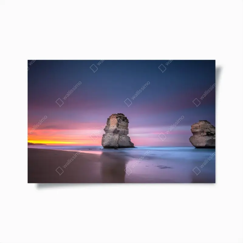 Poster ruhige küstenlandschaft mit felsformationen bei sonnenuntergang