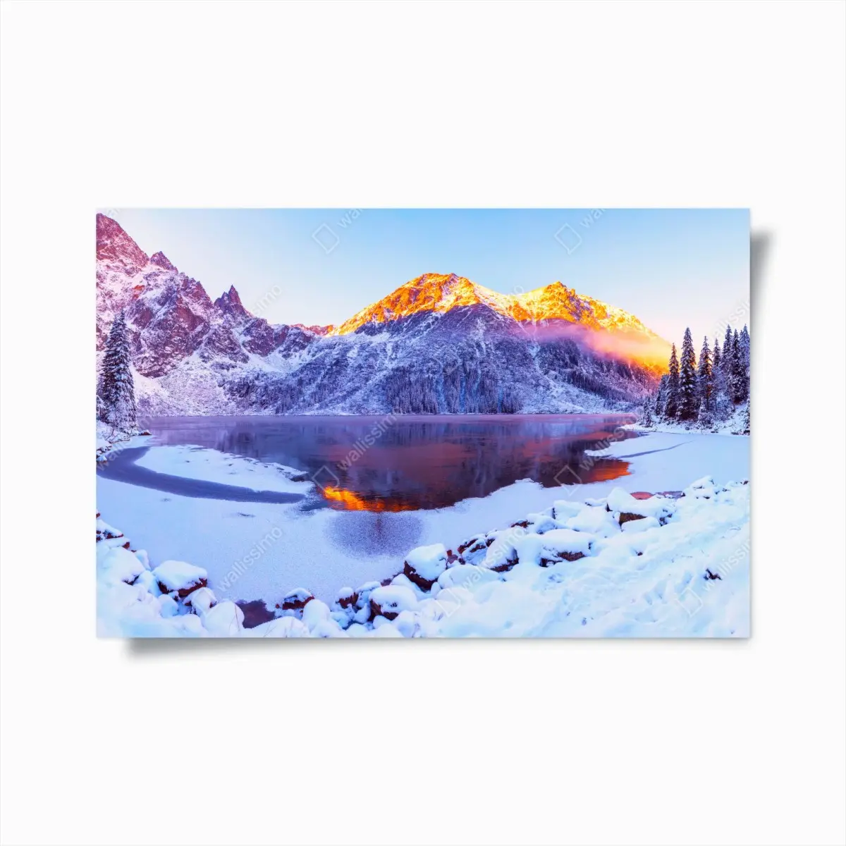 Poster sonnenbeschienene berge über gefrorenem alpensee – Pixers®