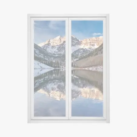 Fensteraufkleber ruhiger alpensee, der schneebedeckte gipfel und bunte herbstbäume spiegelt – Pixers®