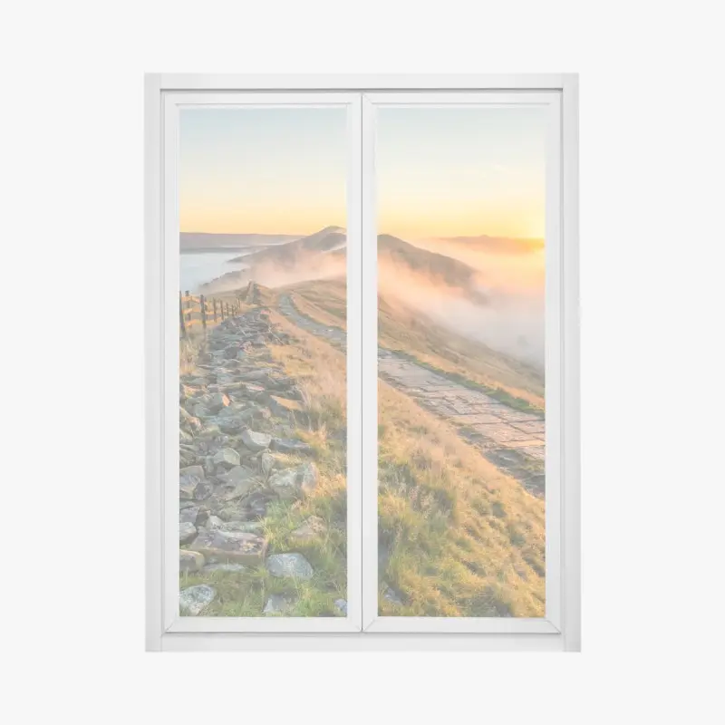 Fensteraufkleber sonnenaufgang über einem nebligen bergrücken mit steinweg