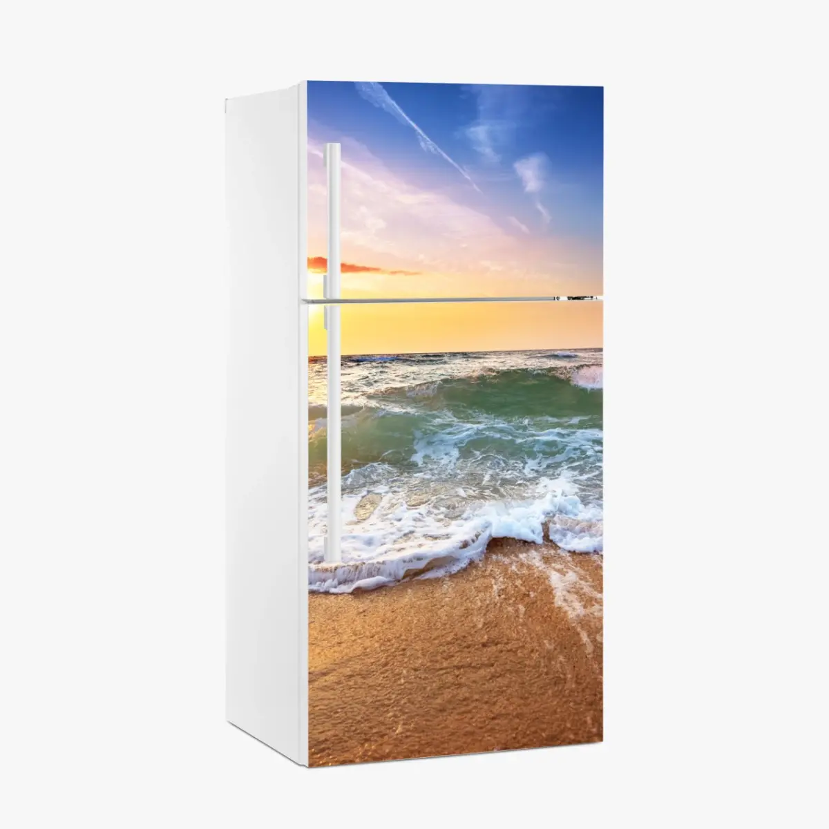 Kühlschrankaufkleber goldener sonnenuntergang am strand mit sanften wellen – Pixers®
