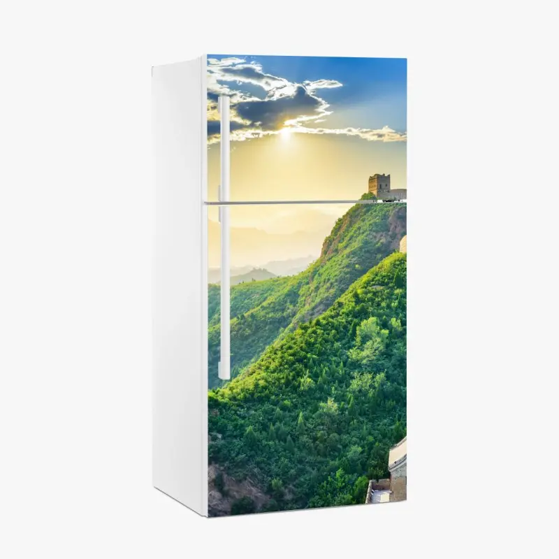 Kühlschrankaufkleber Chinesische Mauer bei sonnenaufgang über grünen bergen
