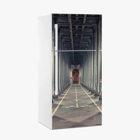 Kühlschrankaufkleber symmetrischer stahlkorridor einer brücke bei nacht – Pixers®