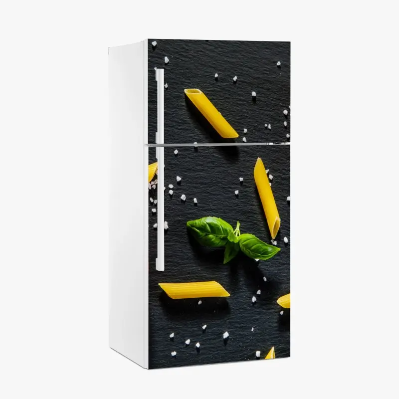 Kühlschrankaufkleber tomaten und penne auf schwarzem schiefer