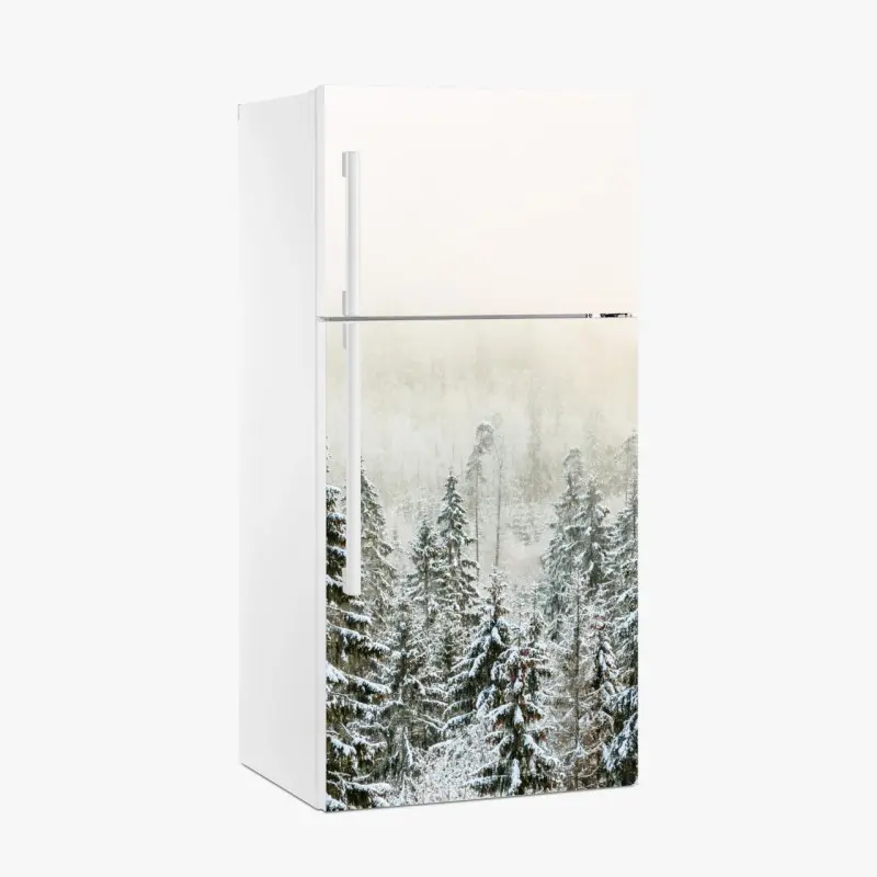 Kühlschrankaufkleber verschneiter wald im sanften nebel