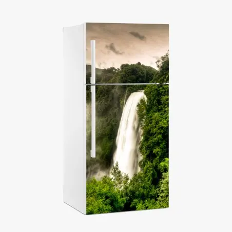 Kühlschrankaufkleber Marmore wasserfall in Umbrien: neblige grüne landschaft – Pixers®