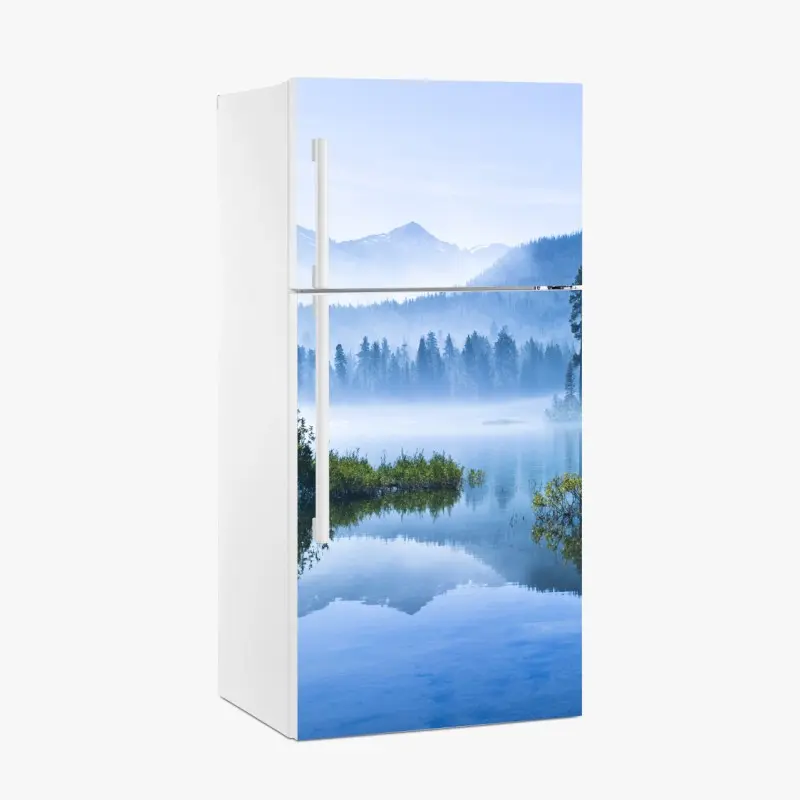 Kühlschrankaufkleber nebliger bergsee mit spiegelnder oberfläche