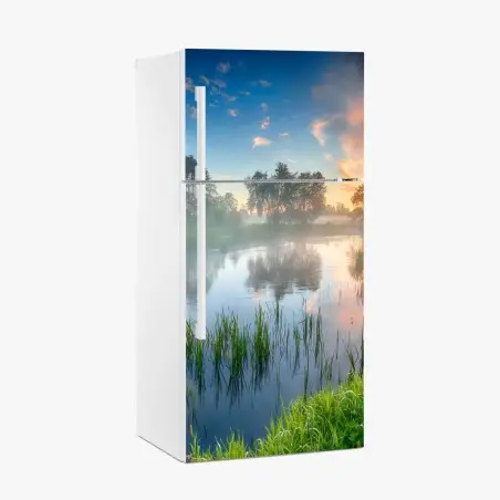 Kühlschrankaufkleber nebliger fluss bei sonnenaufgang über grünen ufern – Pixers®