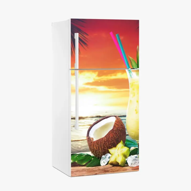 Kühlschrankaufkleber tropischer kokos-ananas-cocktail am strand bei sonnenuntergang