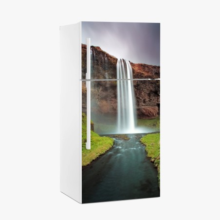 Kühlschrankaufkleber nebeliger wasserfall im üppigen tal – Pixers®
