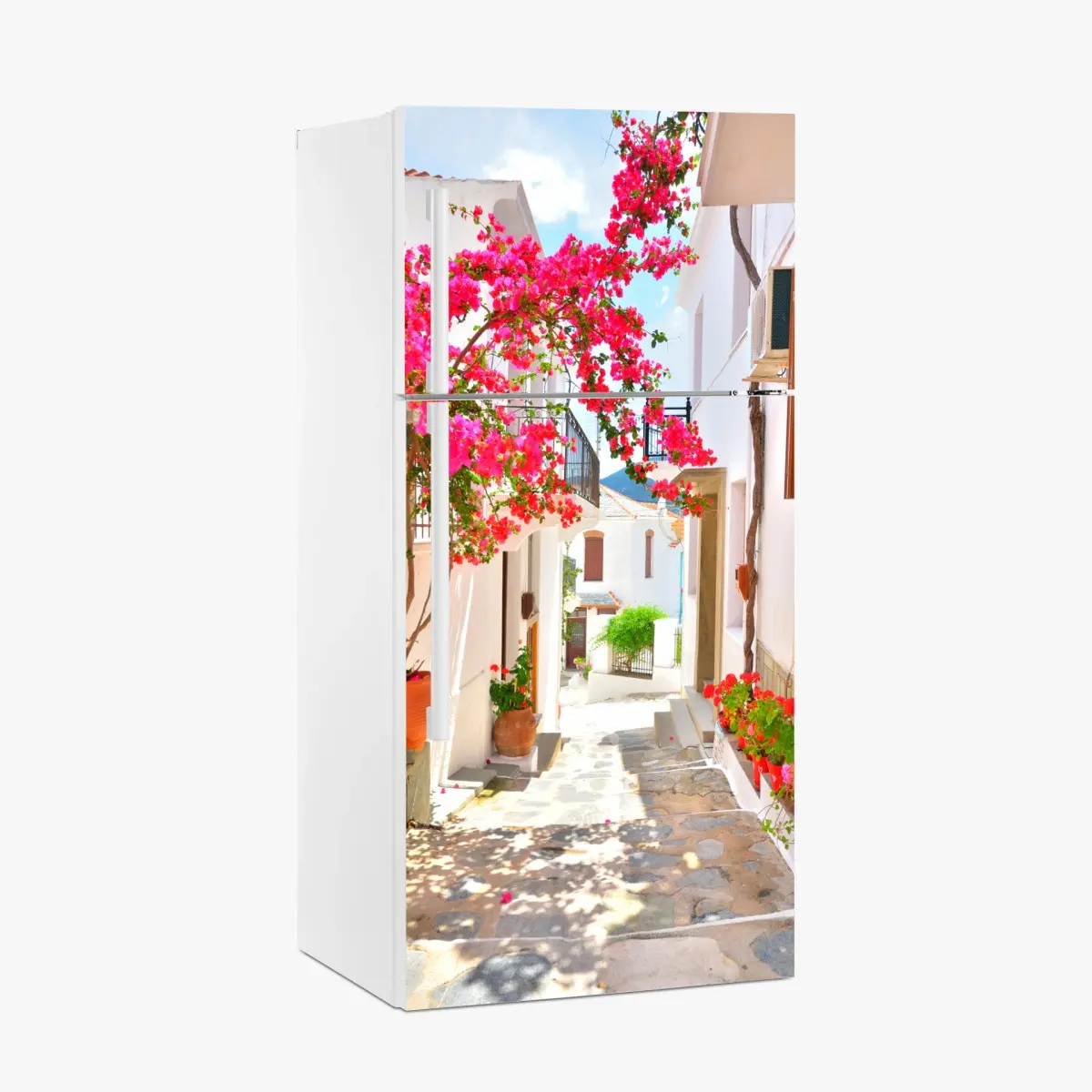 Kühlschrankaufkleber sonnige mediterrane gasse mit bougainvillea – Pixers®