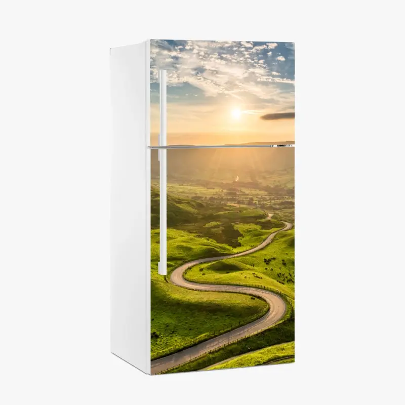 Kühlschrankaufkleber goldener sonnenuntergang über einer geschwungenen landstraße
