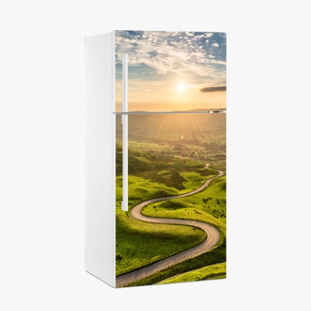 Kühlschrankaufkleber goldener sonnenuntergang über einer geschwungenen landstraße – Pixers®