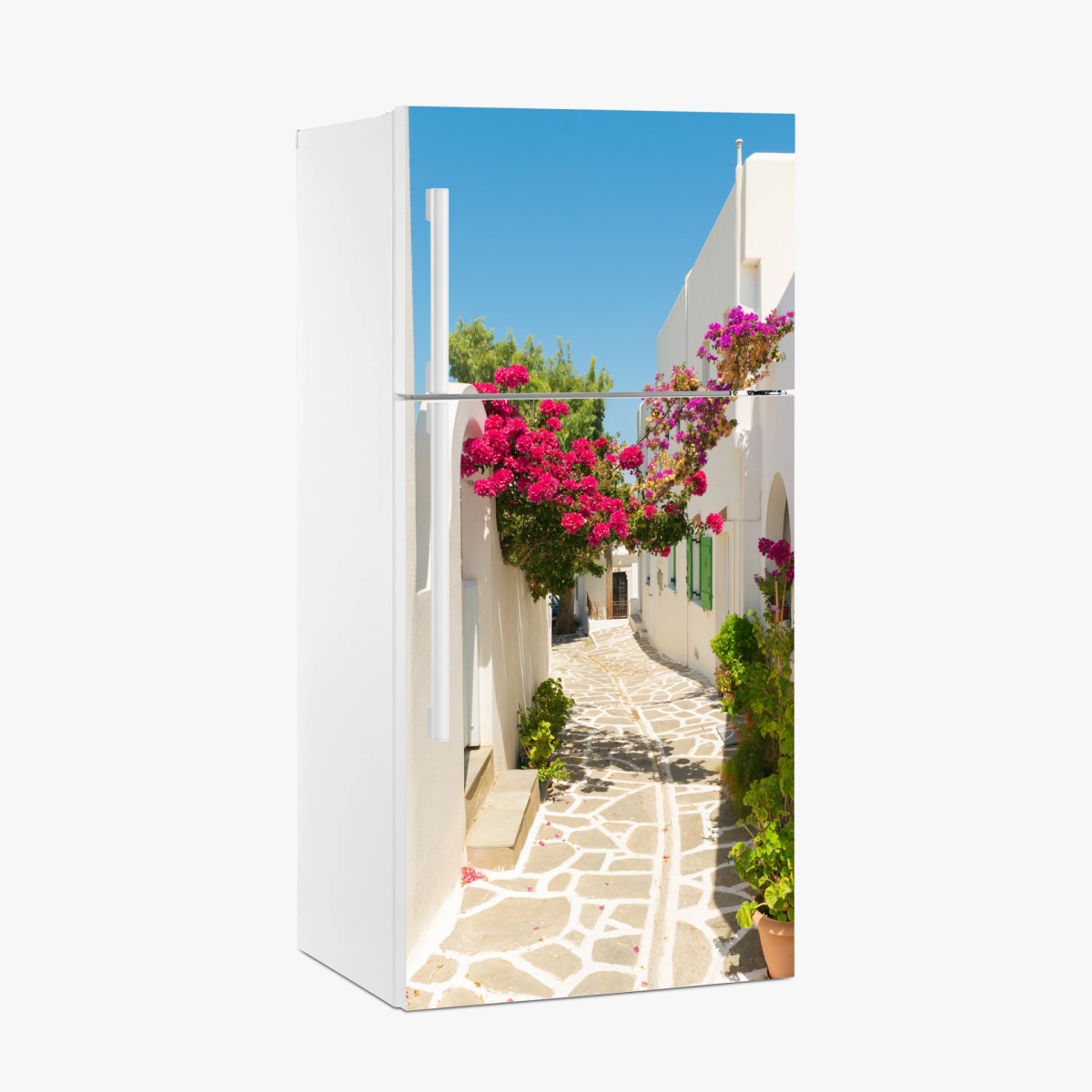 Kühlschrankaufkleber sonnige mediterrane gasse mit bougainvillea – Pixers®