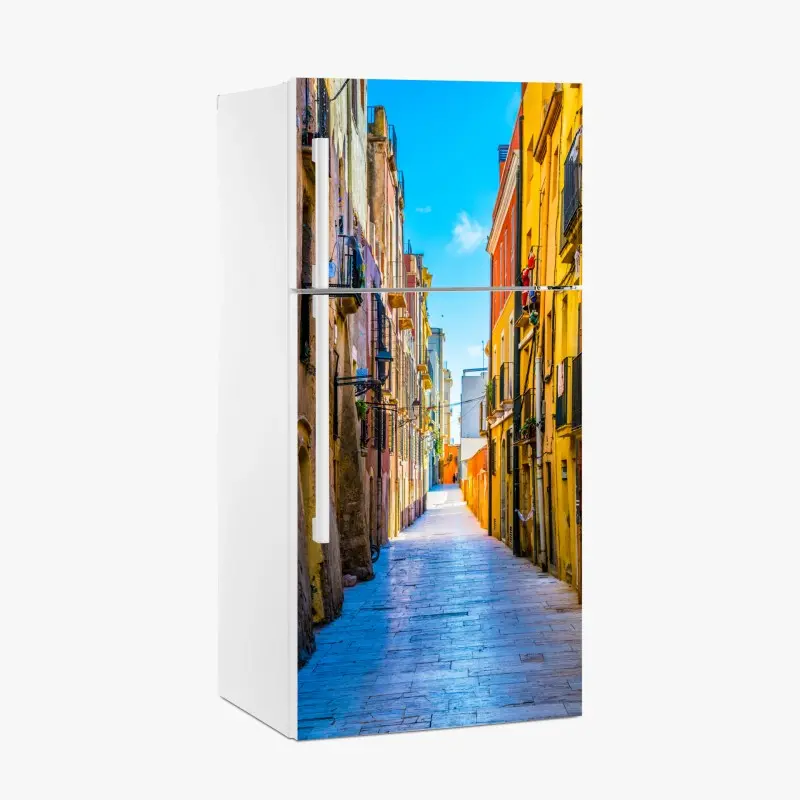Kühlschrankaufkleber sonnenbeschienene mediterrane gasse mit bunten fassaden
