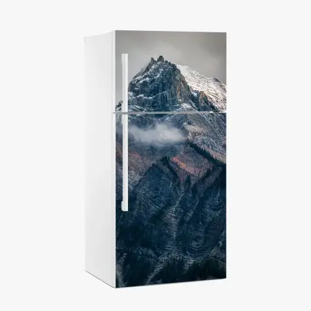 Kühlschrankaufkleber dramatischer alpiner gipfel im nebel – Pixers®