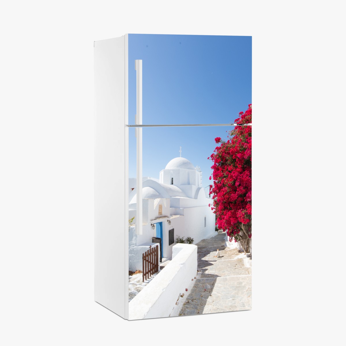 Kühlschrankaufkleber sonnige gasse auf der insel mit leuchtender buganvillea – Pixers®