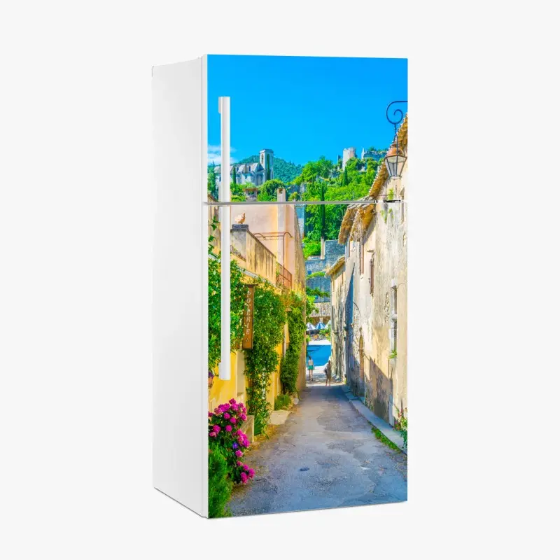 Kühlschrankaufkleber sonnenbeschienene gasse in einem mediterranen dorf