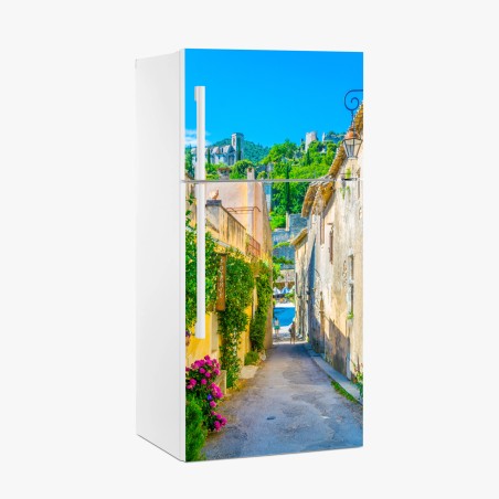 Kühlschrankaufkleber sonnenbeschienene gasse in einem mediterranen dorf – Pixers®