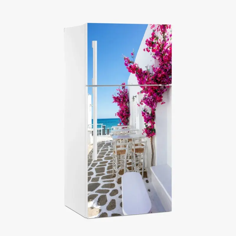 Kühlschrankaufkleber sonnige mediterrane gasse mit bougainvillea