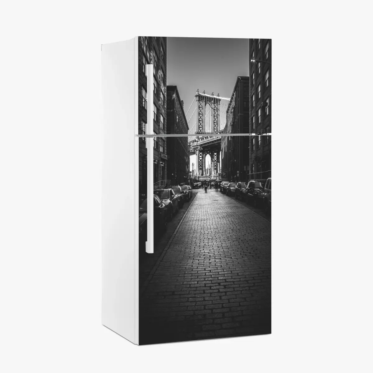 Kühlschrankaufkleber Manhattan Bridge im rahmen einer gepflasterten straße – Pixers®