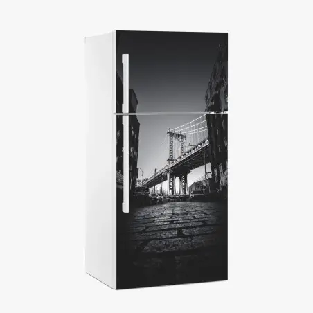 Kühlschrankaufkleber Manhattan brücke perspektive über kopfsteinpflaster – Pixers®