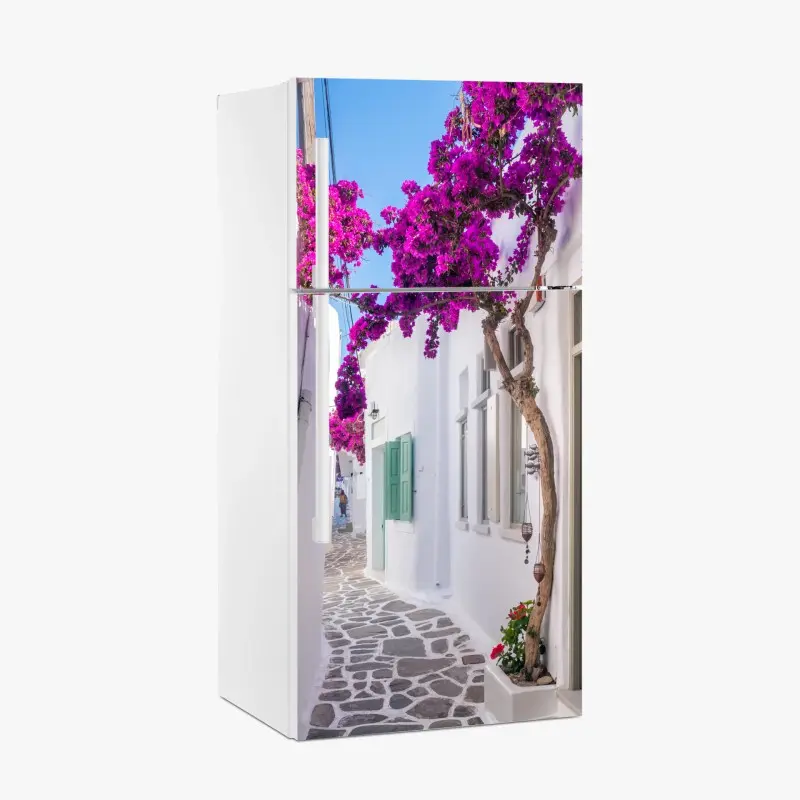 Kühlschrankaufkleber sonnige mediterrane gasse mit bougainvillea