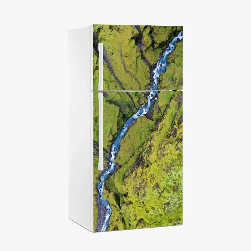 Kühlschrankaufkleber luftaufnahme: fluss in moosbedeckter schlucht