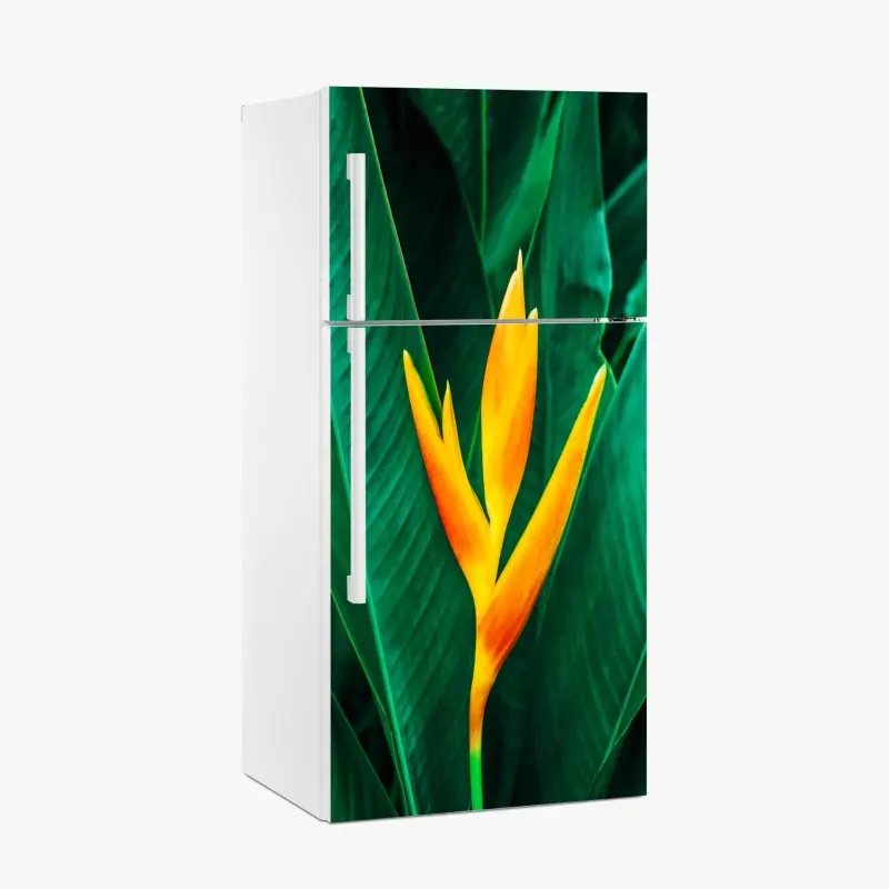 Kühlschrankaufkleber leuchtende tropische heliconia vor satten grünen blättern