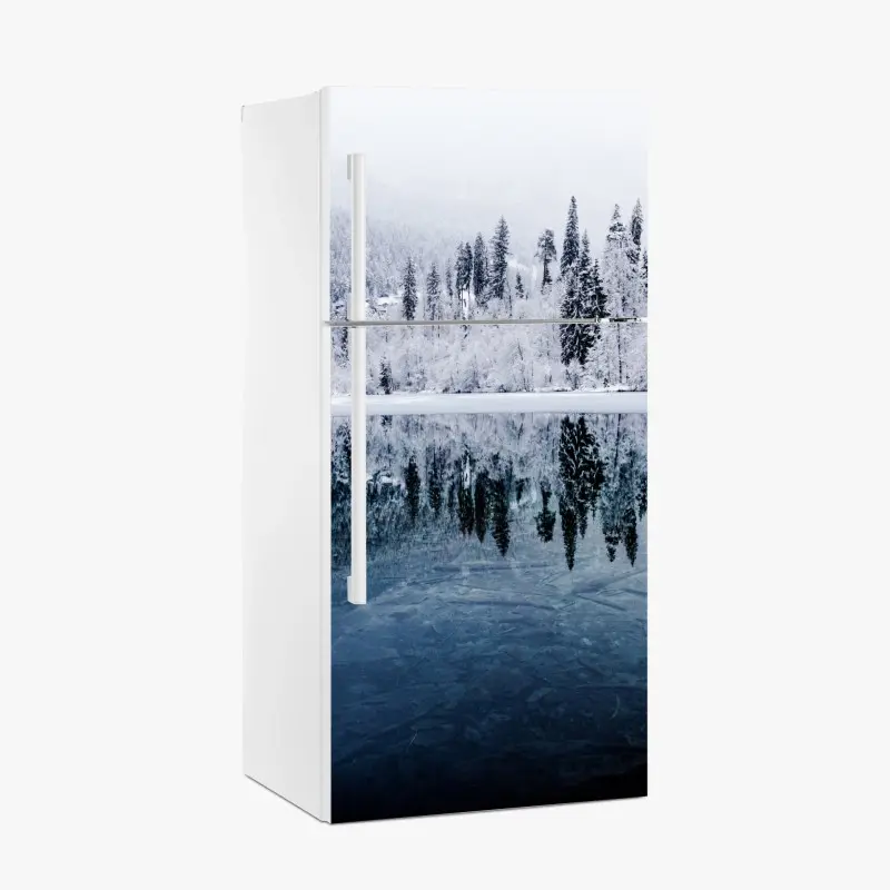 Kühlschrankaufkleber winterlicher see mit spiegelung im verschneiten wald
