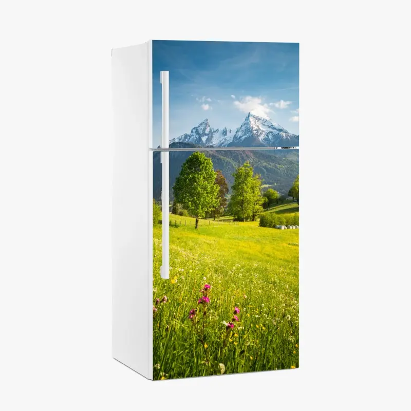 Kühlschrankaufkleber alpine frühlingswiese unter schneebedeckten gipfeln