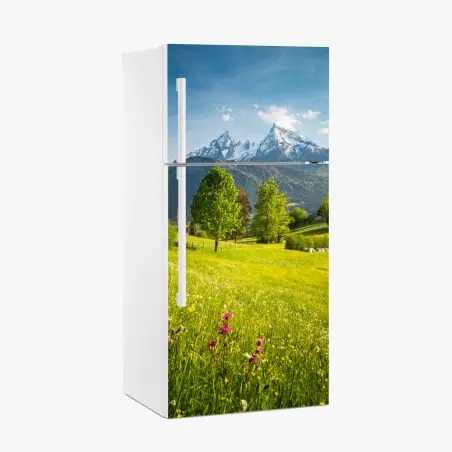 Kühlschrankaufkleber alpine frühlingswiese unter schneebedeckten gipfeln – Pixers®