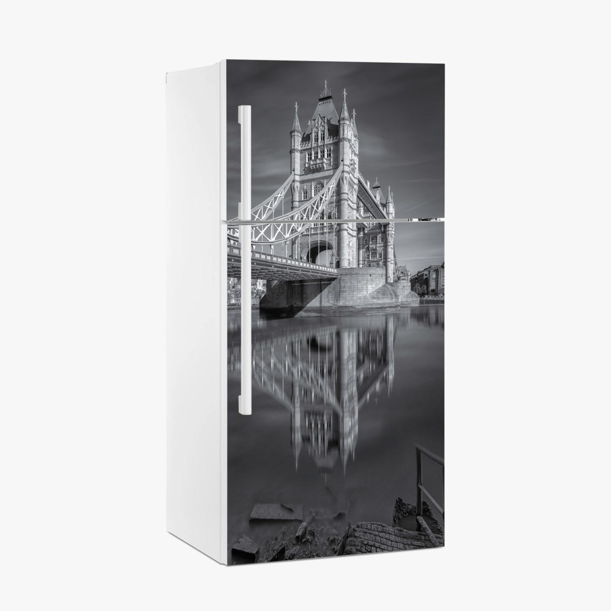 Kühlschrankaufkleber Tower Bridge reflektiert in schwarzweiß – Pixers®