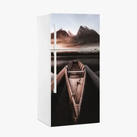 Kühlschrankaufkleber nebliges boot am bergsee – Pixers®