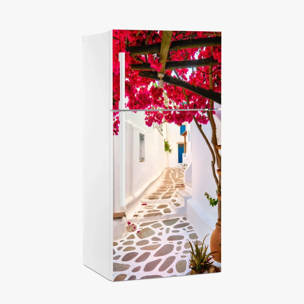 Kühlschrankaufkleber sonnige gasse in Griechenland mit bougainvillea – Pixers®