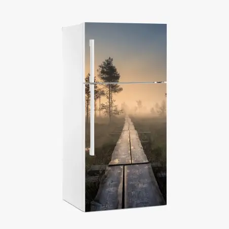 Kühlschrankaufkleber nebliger sonnenaufgang über dem holzsteg – Pixers®