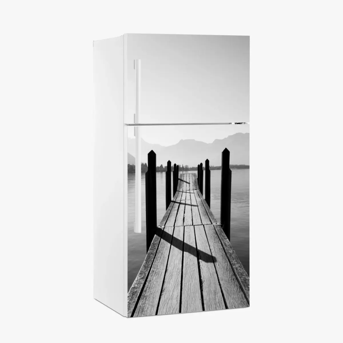 Kühlschrankaufkleber ruhiger steg am see in schwarzweiß – Pixers®