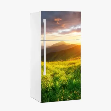 Kühlschrankaufkleber sonnige bergwiese bei sonnenaufgang – Pixers®